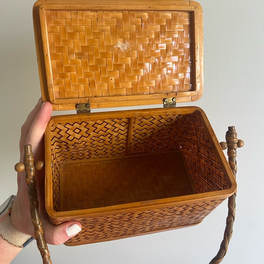 rare vintage handwoven wicker basket purse with rattan giraffe on top. - Picture 2 of 2